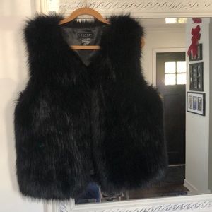 LAUNDRY BY SHELLI SEGAL Women's Faux-fur Open Front Vest Jacket Hook&Eye Closure